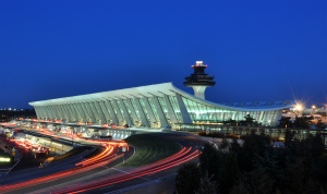 Figura 1: Terminal do Aeroporto Internacional de Dulles com estrutura tensionada.